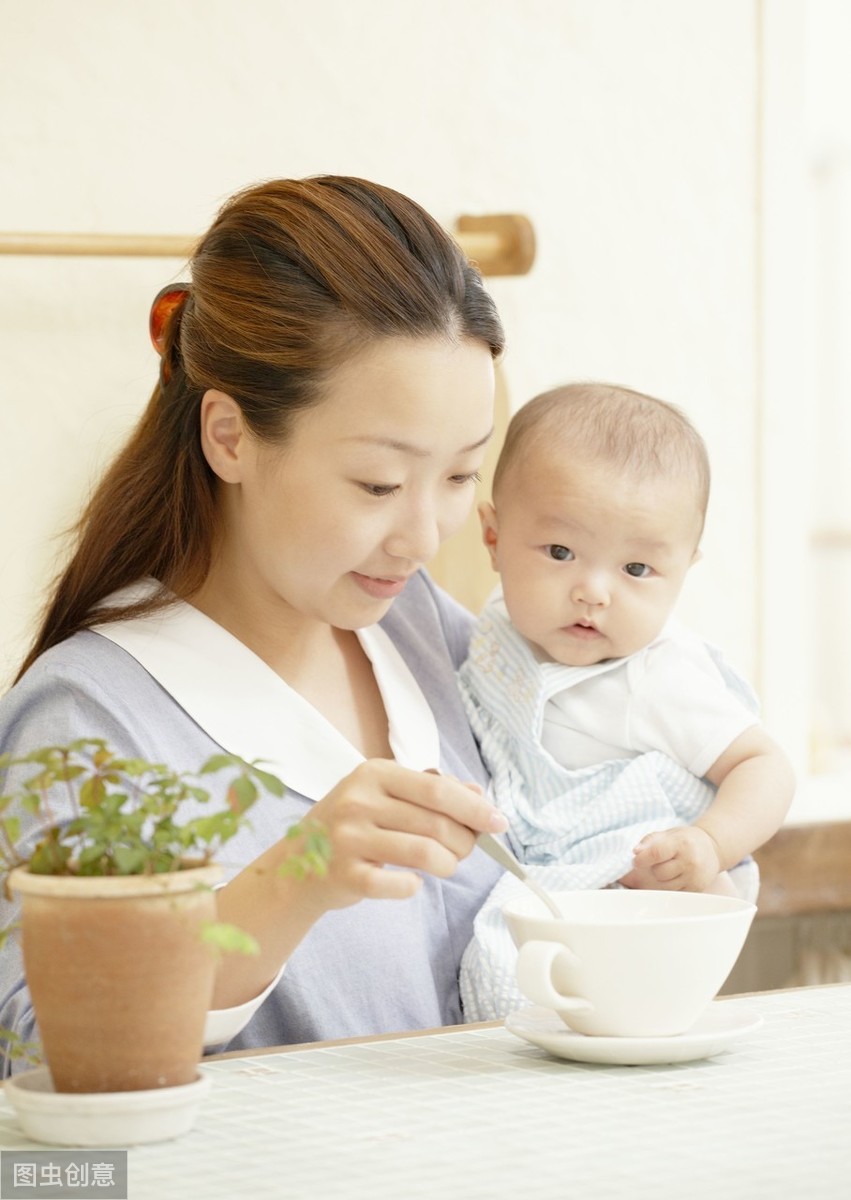 喂食幼儿食品